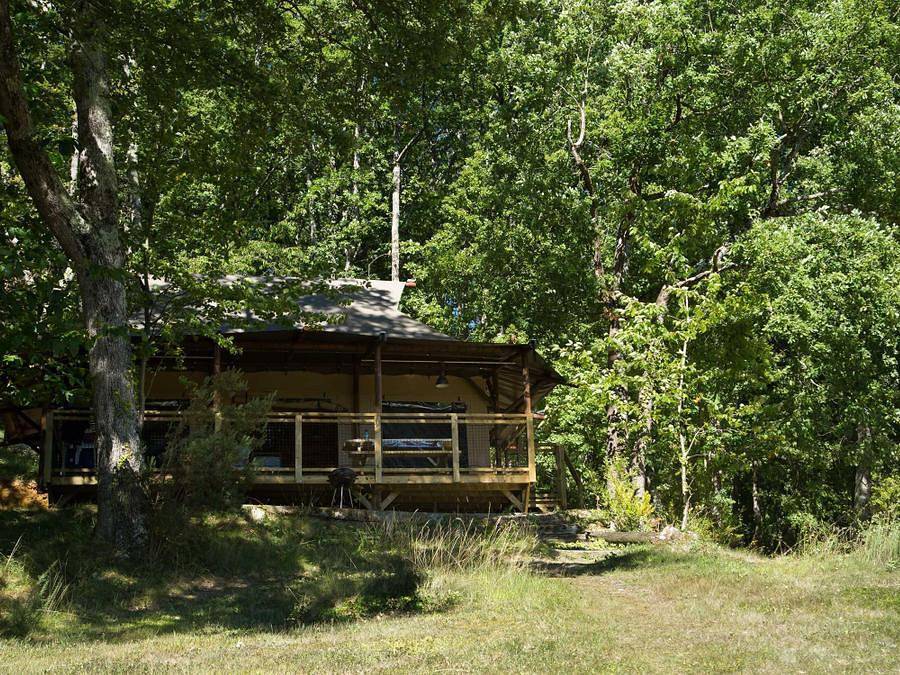 Camping Domaine de La Serre - Safarizelt 6 personen - Zelt Safari Lodge Okavango Premium 57 M² / 3 Zimmer - Überdachte Terrasse in Aigues-Vives (Ariège), Ariège