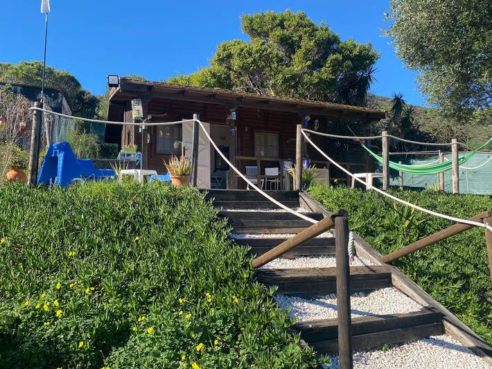 Cabaña de madera para 4 personas, con vistas al mar además de terraza y jardín, Se admiten mascotas en Campo de Gibraltar - 2