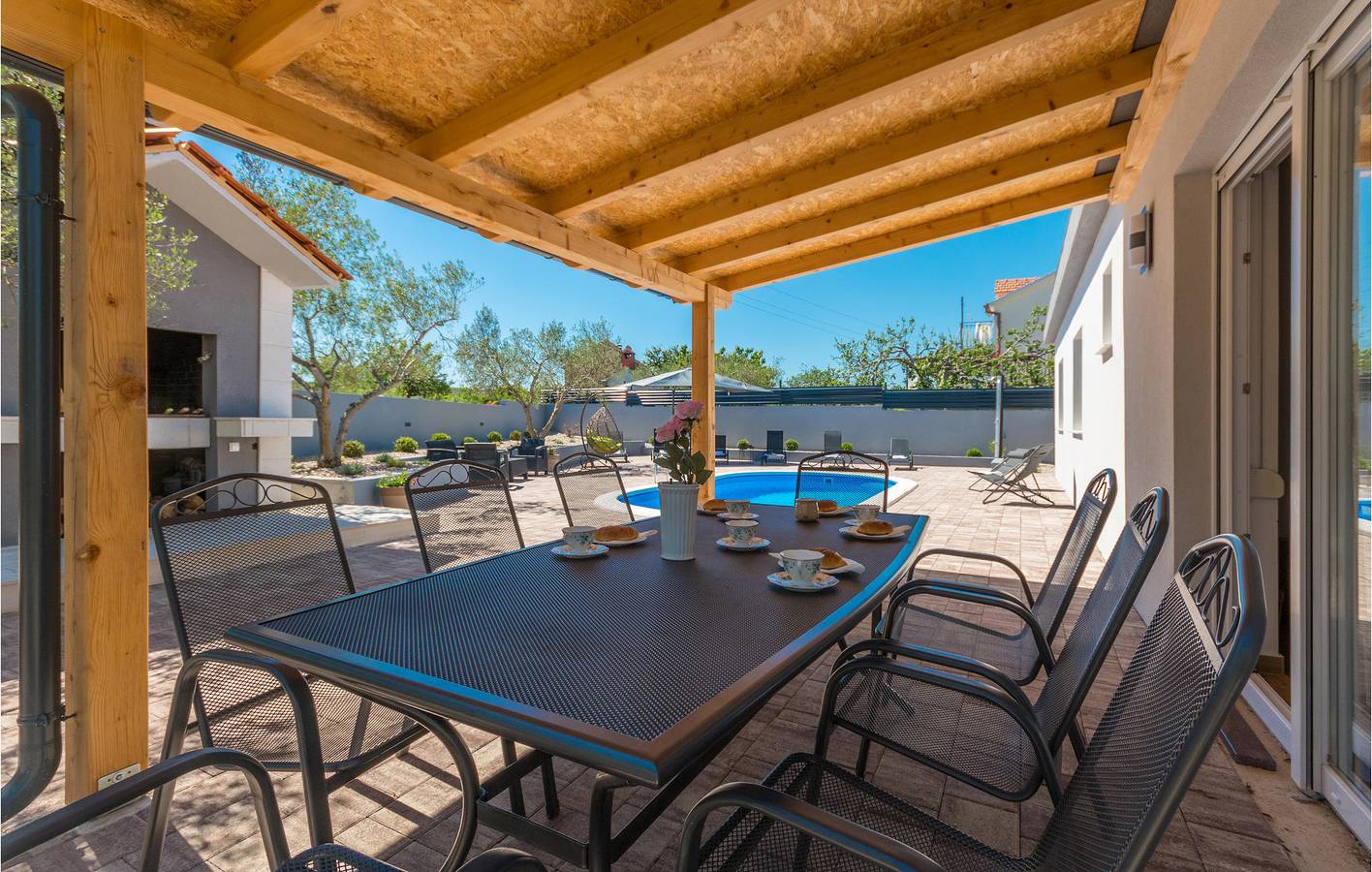 Geräumige 112 m² große Wohnung mit Pool, Terrasse und WLAN in Općina Sveti Filip i Jakov, Zadar