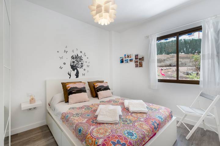 Apartamento entero, Apartamento de vacaciones 'Jardin Del Sol Beach' con piscina compartida, Wi-Fi y aire acondicionado in Playa Neptuno (Santiago del Teide), Santiago del Teide