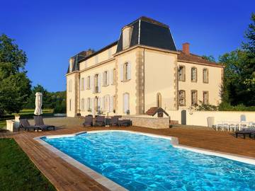 Gîte pour 15 personnes, avec terrasse ainsi que jardin et piscine, animaux acceptés à Saint-Laurent (Midi-Pyrénées)