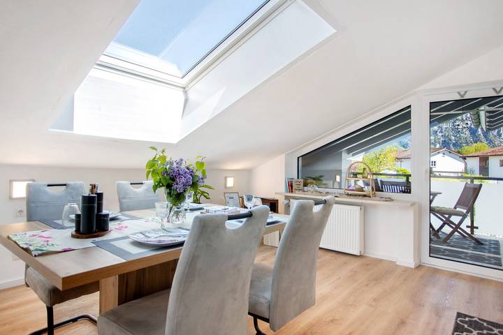 Ganze Wohnung, Ferienwohnung 'Im Spatzennest' mit Bergblick, Gemeinschaftsterrasse und Wlan in Inzell, Bayerische Alpen