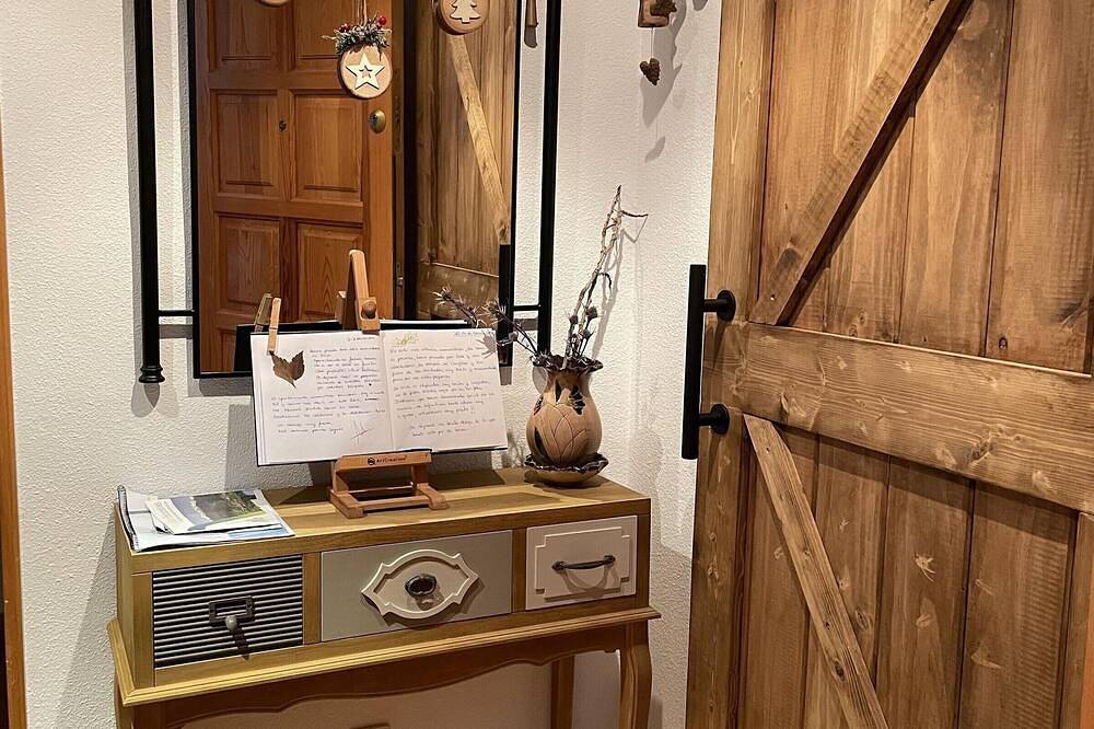 Entire apartment, Cozy 2-Bed Apt in Jaca with Terrace and Parking, 10 min Walk to Center in Jaca, Spanish Pyrenees