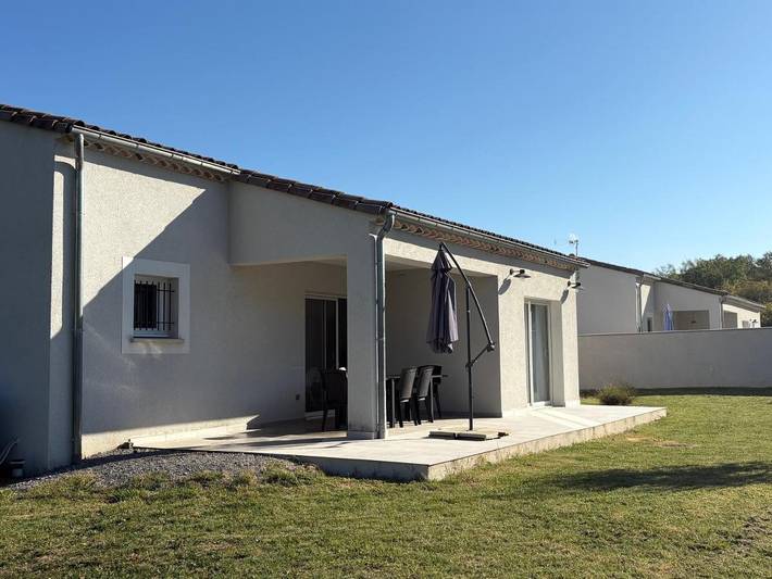 Location de vacances pour 8 personnes, avec vue et jardin à Pradons