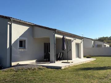 Location de vacances pour 8 personnes, avec vue et jardin à Pradons