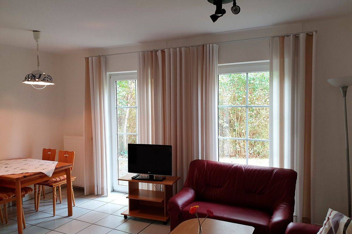 Komfortable Ferienhaushälfte mit Terrasse und Gartenmöbeln am Plauer See in Fünfseen, Plauer See