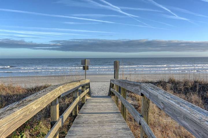 Vacation rental for 9 people, with pool and balcony as well as hot tub in Topsail Island