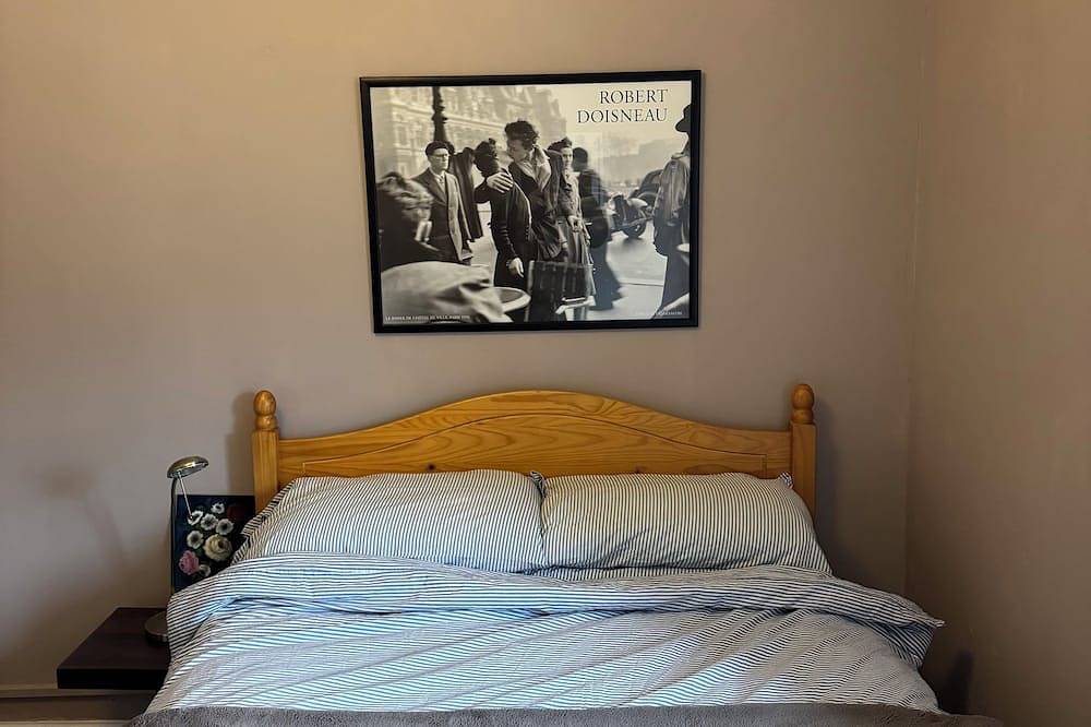 Entire apartment, Central Room in Historic Tenement Near Old Town in Edinburgh, Edinburgh and Lothian