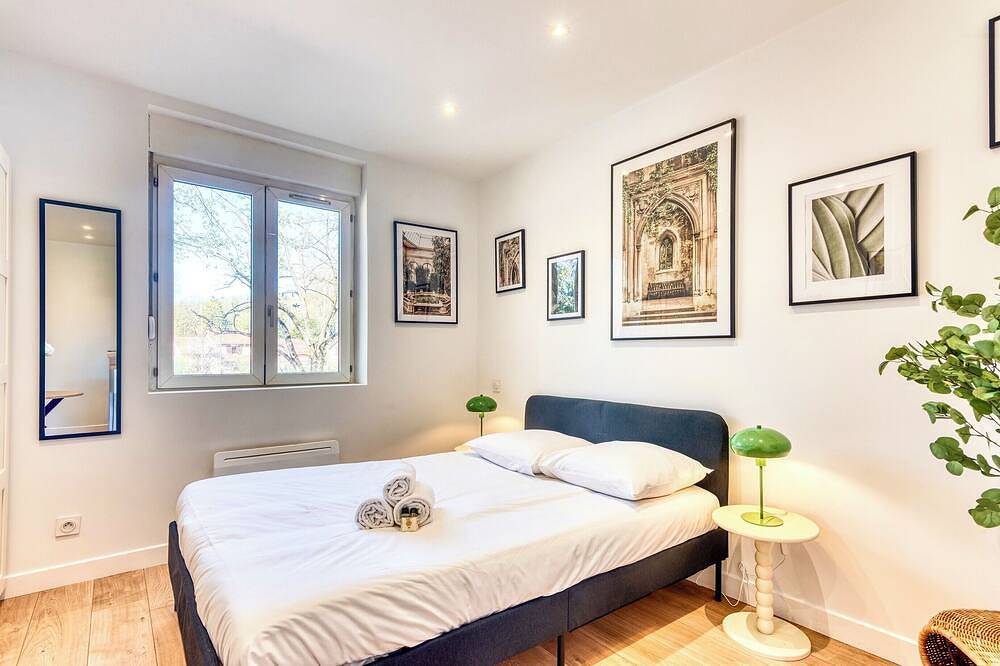 Appartement entier, Le Basalte - Lumineux studio - parking privé - wifi - proche métro B in Oullins, Lyon et ses environs