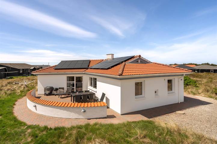 Ferieudlejning for 12 personer, med Jacuzzi og Terrasse samt Sauna i Klitmøller
