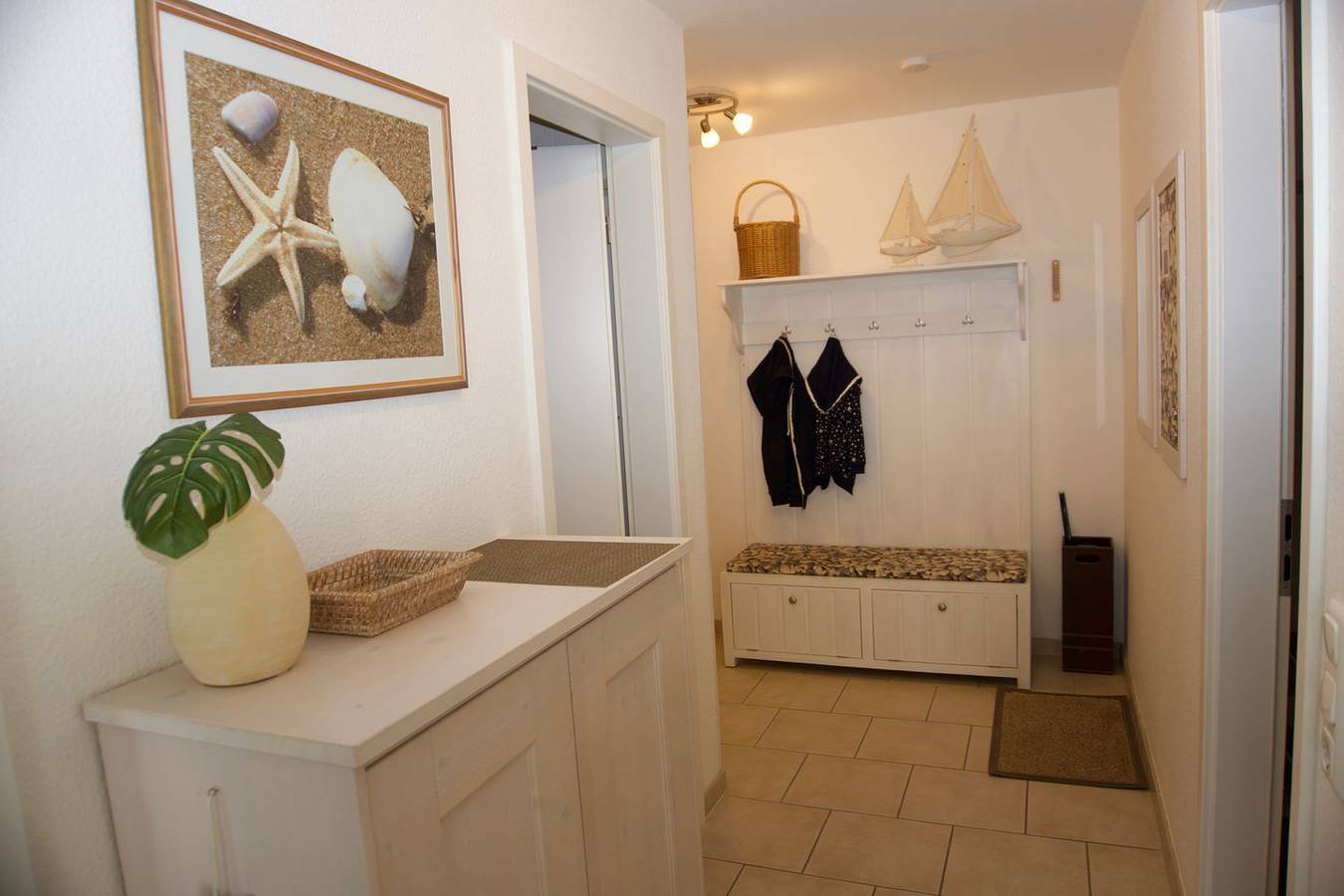 Appartement entier, Großzügige Ferienwohnung mit überdachtem Balkon und Meerblick, direkt am Strand in Breege, Région de Rügen