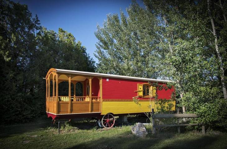 Location de vacances pour 2 personnes, avec Terrasse et Jardin ainsi que Piscine et Vue sur le lac à Verquières