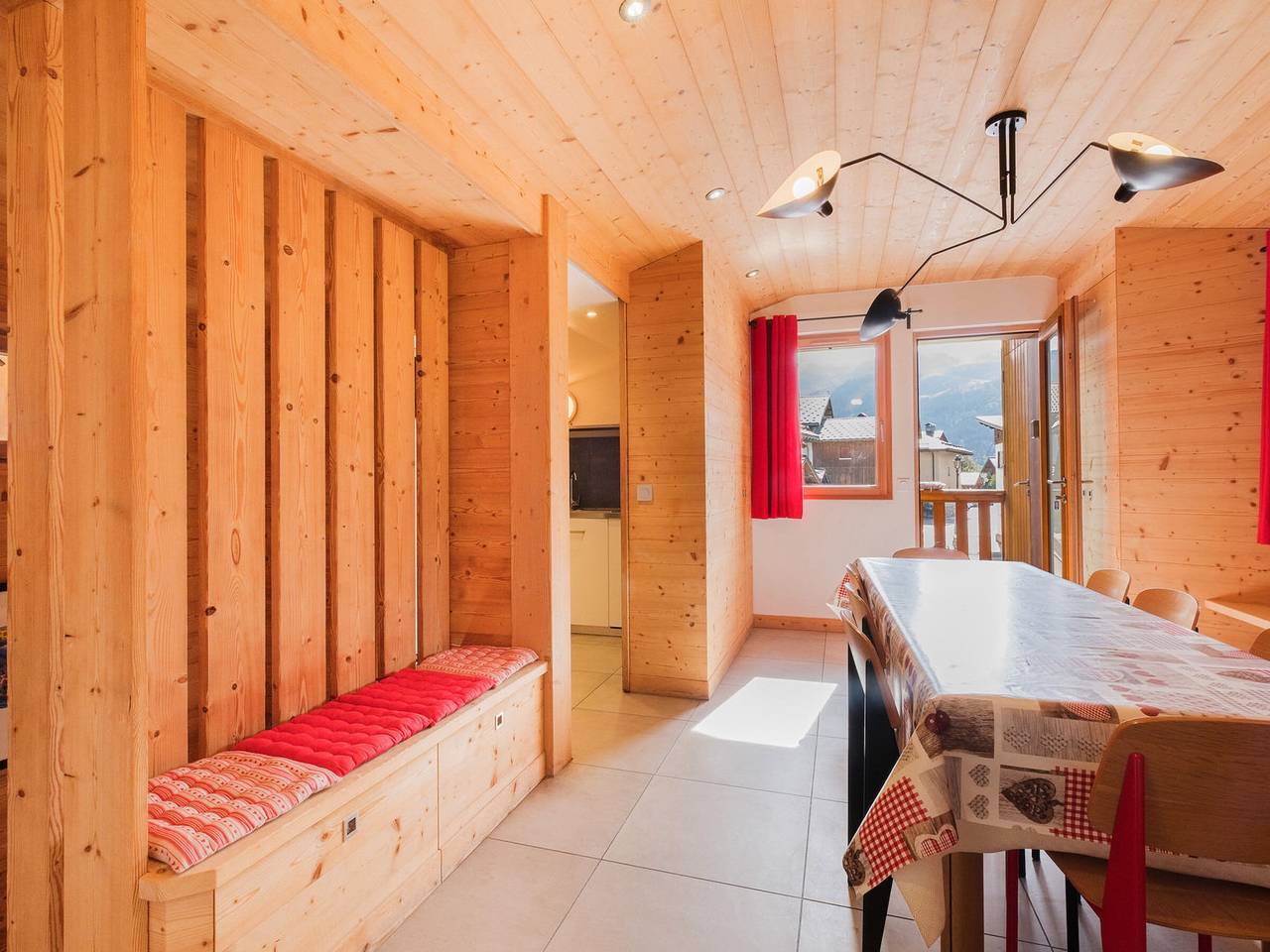 Ganze Wohnung, Chalet mit 4 Schlafzimmern, in Pistennähe, Parkplatz, für 8 Personen in Meribel Village, Courchevel