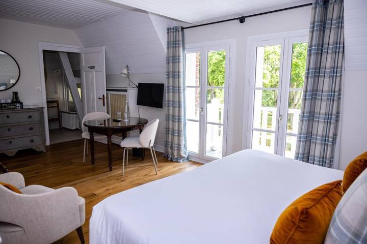 Hôtel pour 4 personnes, avec jacuzzi et jardin ainsi que piscine et sauna à Veigné - 2
