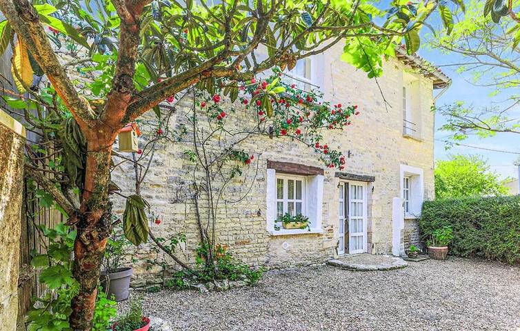 Location de vacances pour 8 personnes, avec jardin et piscine, animaux acceptés à Marigny (Deux-Sèvres)