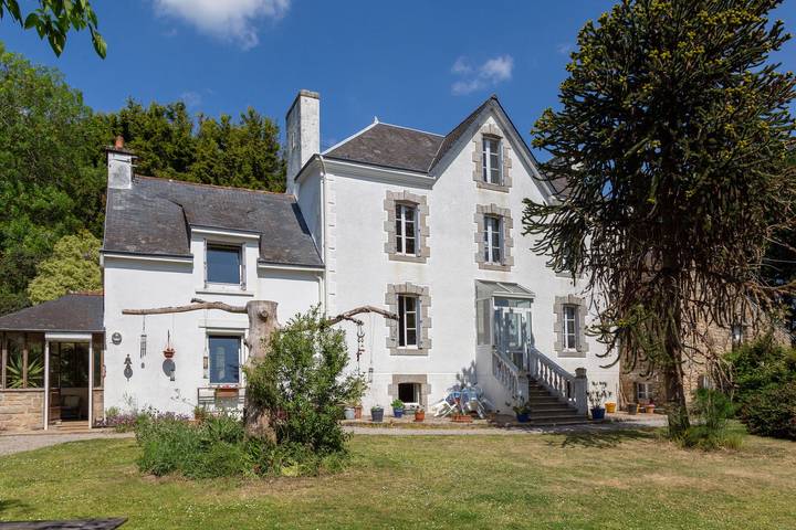 Chambre d’hôte pour 3 personnes, avec Jardin à Locunolé