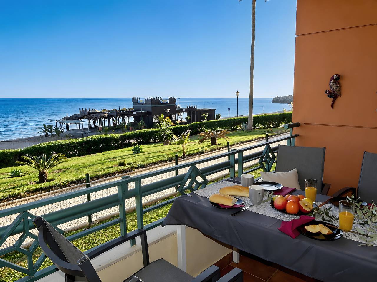 Entire apartment, Apartment 'Tesoro Del Mar' with Sea View, Wi-Fi, and Air Conditioning in Torrox Costa, Torrox
