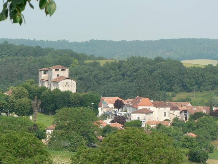 Location de vacances pour 2 personnes, avec Terrasse ainsi que Jardin et Piscine à Grand-Brassac - 3