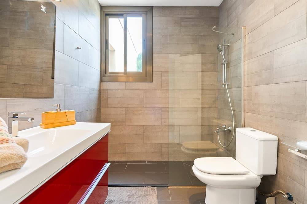 Villa Llum mit Aussicht, Pool, 25 Min nach Bcn in Alella, Costa del Maresme