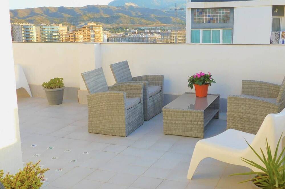 Entire apartment, 3Bed Penthouse Apt with Private Terrace & Balcony in Playa Carrer La Mar, el Campello