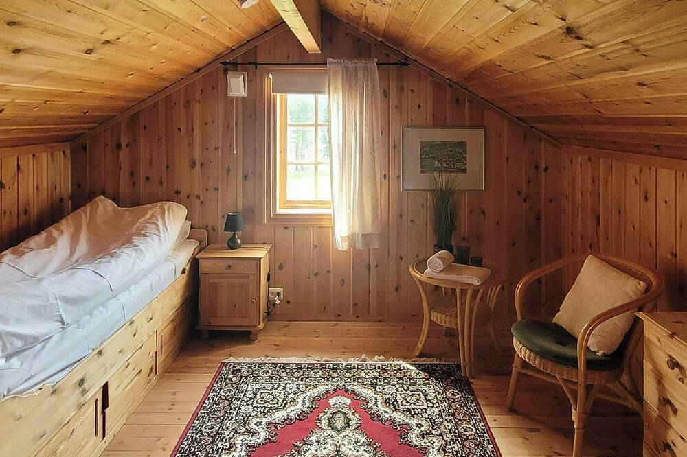 Kiefern-Hütte mit Ruderboot am See in Bjørkedalen in Volda