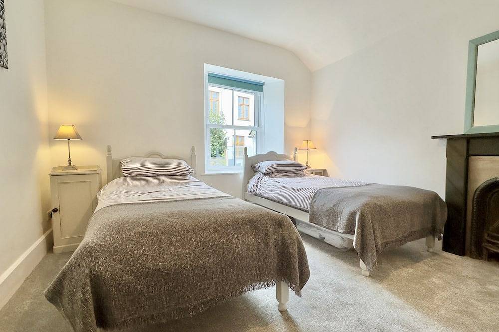 10 Mill Road - 19th Century 3/4 Bedroom - Character Cottage Padstow Harbour Cornwall in Padstow, Cornwall