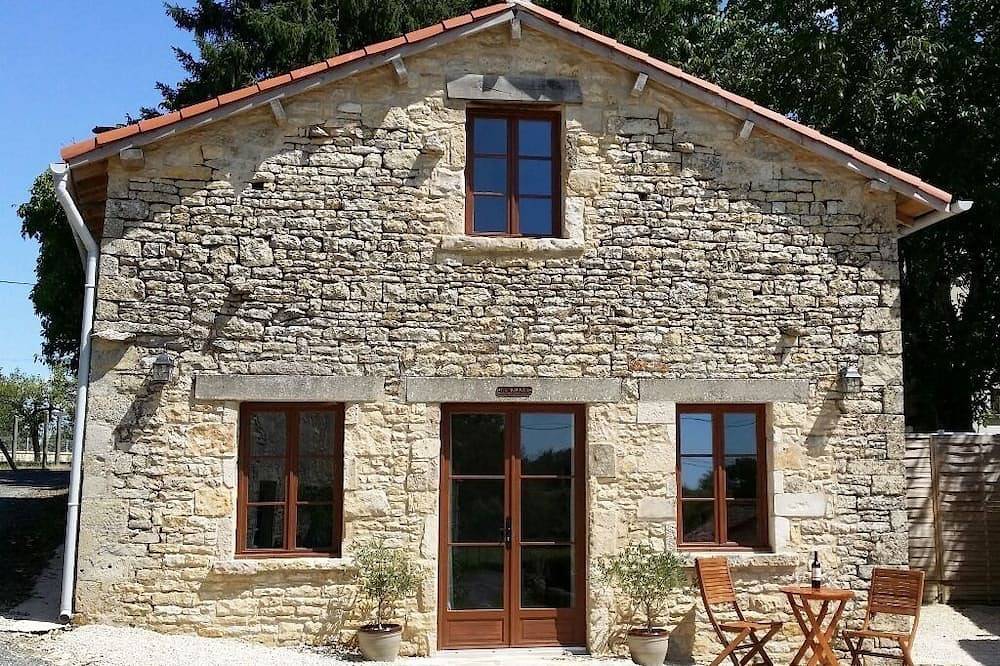The Hobogîte: 4-Star Stone Cottage, Exclusive use Heated Pool & Acre of Gardens in La Chèvrerie, Charente