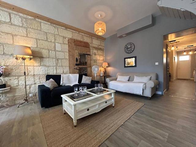 Appartement entier, Bel appartement en pierre de 100 m2 avec cour. in Margaux-Cantenac, Parc naturel régional du Médoc