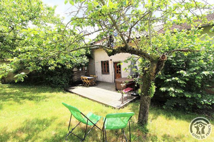Gîte pour 6 personnes, avec jardin à Chambost-Longessaigne