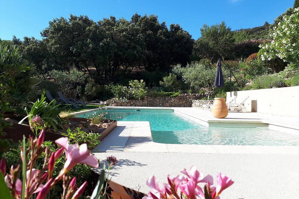 Très belle villa d.architecte située dans un écrin de verdure. Piscine privée in Villeneuve-lès-Avignon, Région de Nîmes