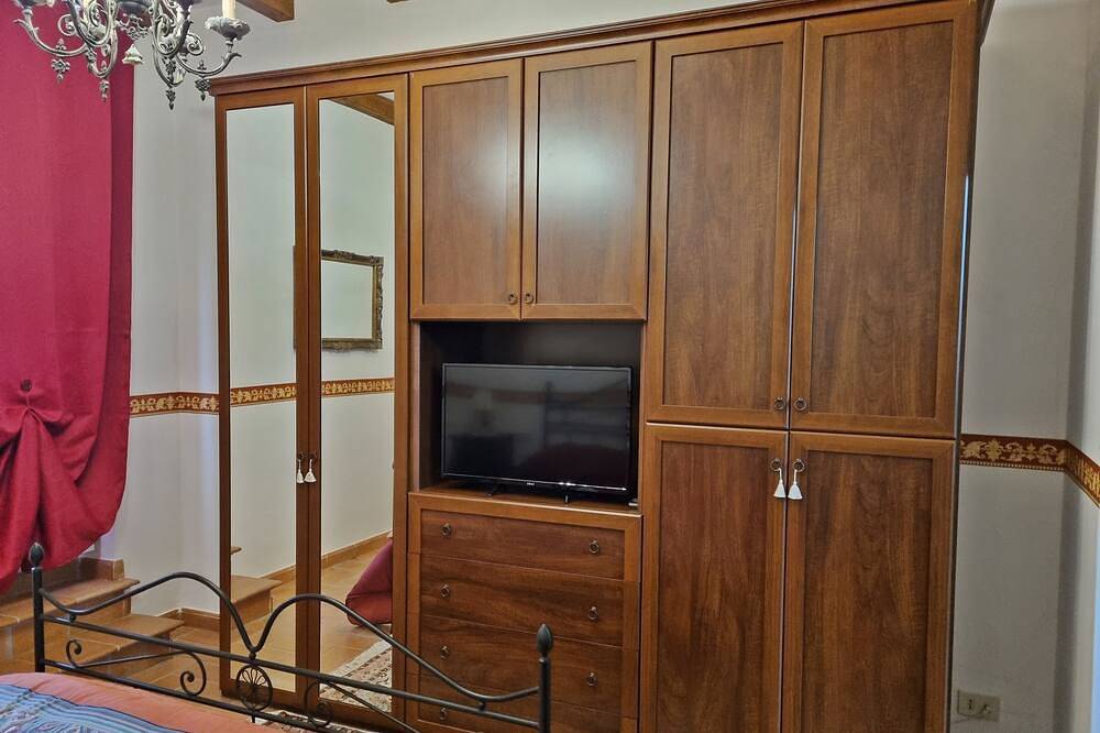 Nives Holiday House, home in the ancient castle walls in the historic center. in Tuscania, Provincia de Viterbo