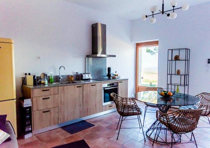 Gîte pour 2 personnes, avec vue ainsi que jardin et piscine, animaux acceptés à Bélesta