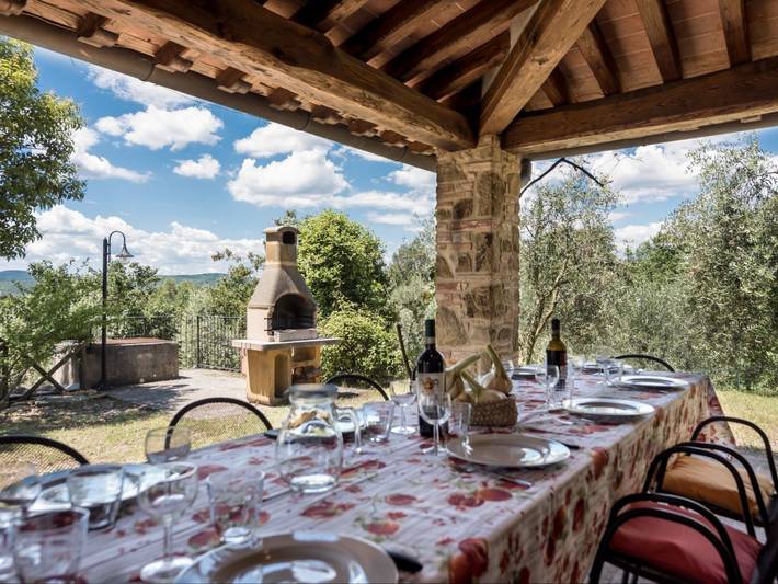 Agriturismo per 12 persone, con piscina e giardino nonché terrazza, con animali domestici a Lucignano