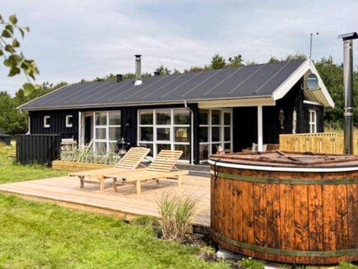 Ferieudlejning for 6 personer, med terrasse, børnevenlig i Morsø