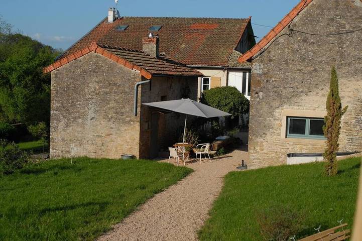 Location de vacances pour 5 personnes, avec jardin à Lournand - 3