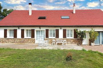 Gîte pour 17 personnes, avec piscine à La Bazoche-Gouet