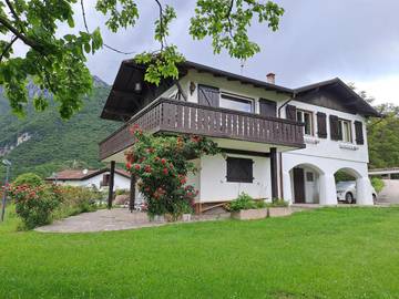 Location de vacances pour 13 personnes, avec vue sur le lac ainsi que vue et jardin à Villa del Monte