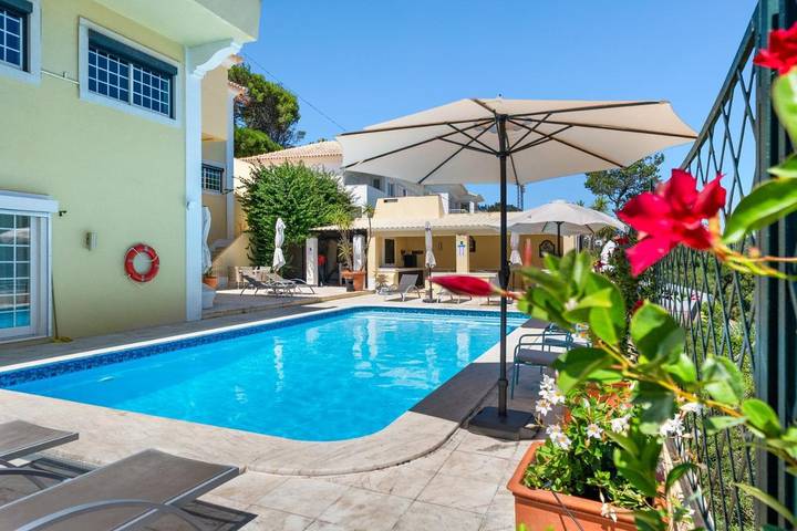 Casa de férias para 2 pessoas, com piscina e jardim e ainda terraço and vista em Estoril