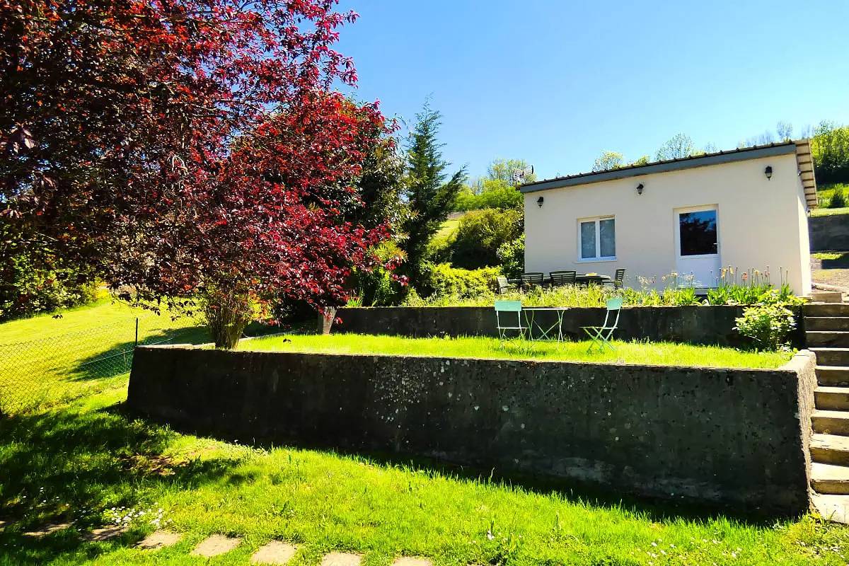 Charming Villa with Parking, Garden & City Center 1.5km Away in Bilieu, Lake Paladru