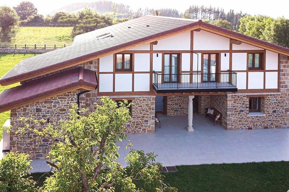 Casa rural Orue Baserria en Urdaibai-con jacuzzi y sauna in Múgica, Reserva de la Biosfera de Urdaibai