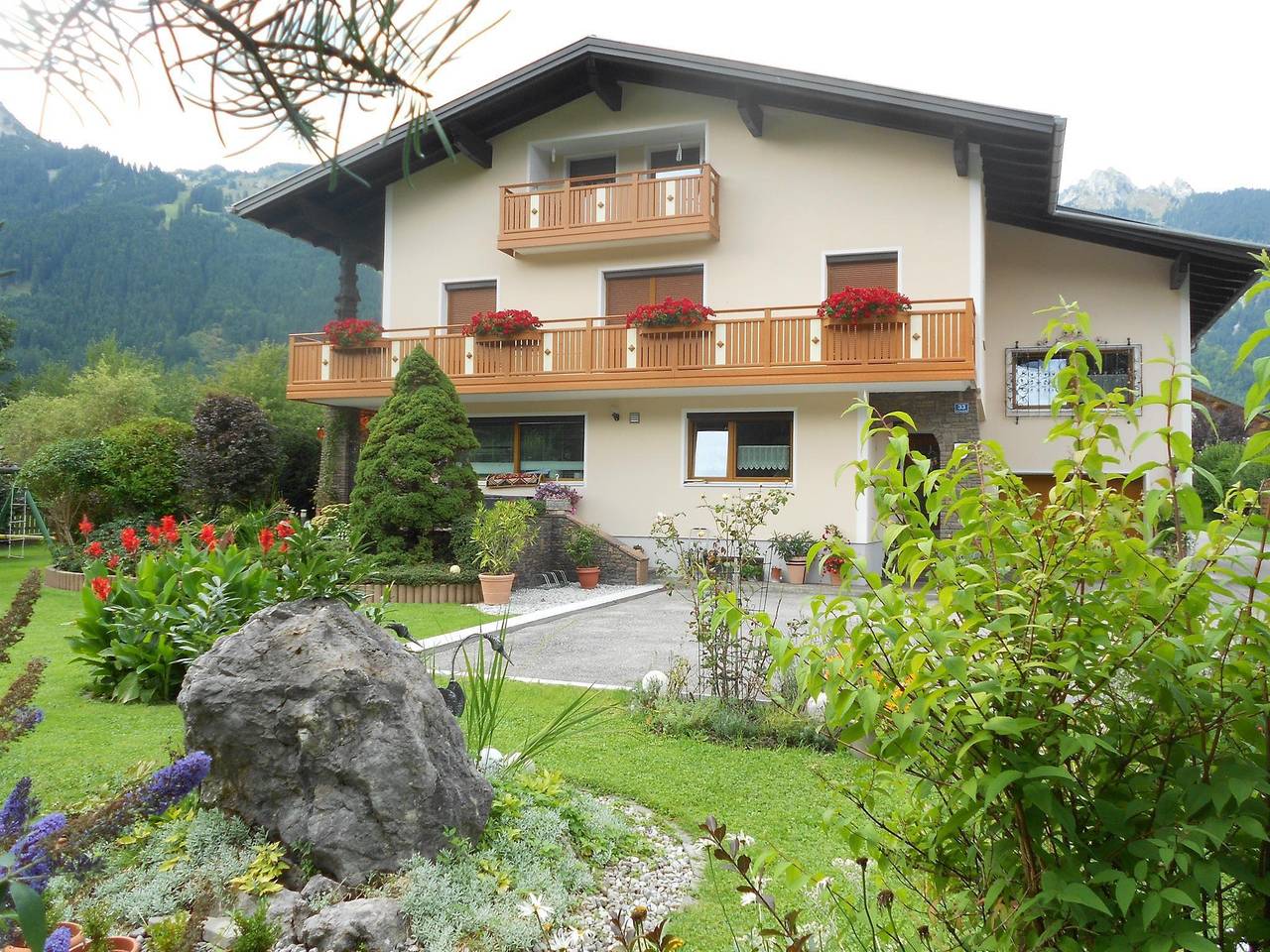 Ganze Ferienwohnung, Appartement/Fewo, Dusche, Wc, 2 Schlafräume in Höfen, Außerfern