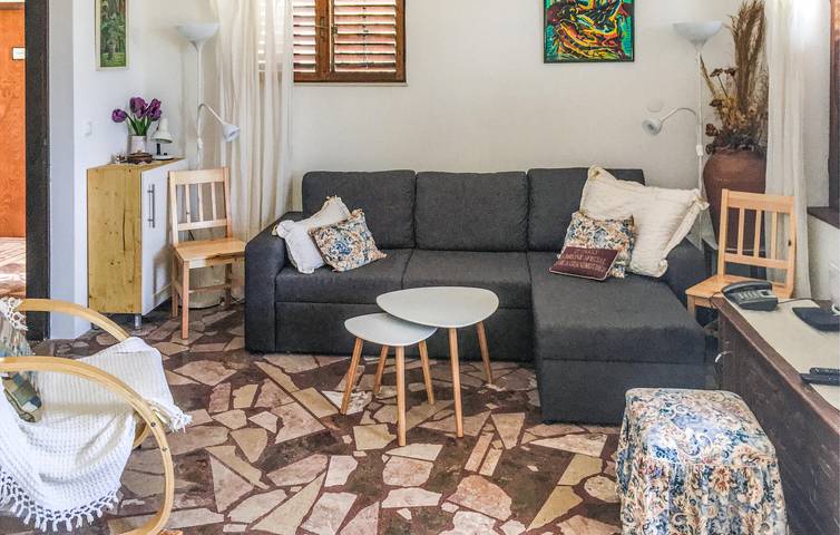 Charmantes Apartment mit 1 Schlafzimmer, 100 m vom Strand entfernt, mit WLAN und Terrasse in Gradac, Makarska Riviera