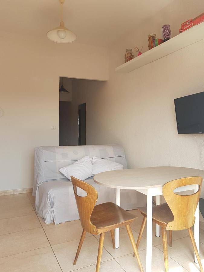 Appartement entier, Joli Appartement, terrasse plein sud in Roquebrun, Région de Béziers