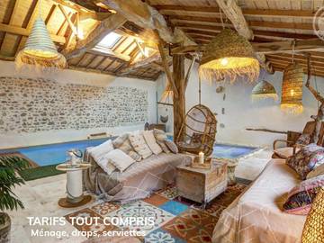 Gîte pour 12 personnes, avec terrasse et piscine ainsi que jardin et sauna dans Juré