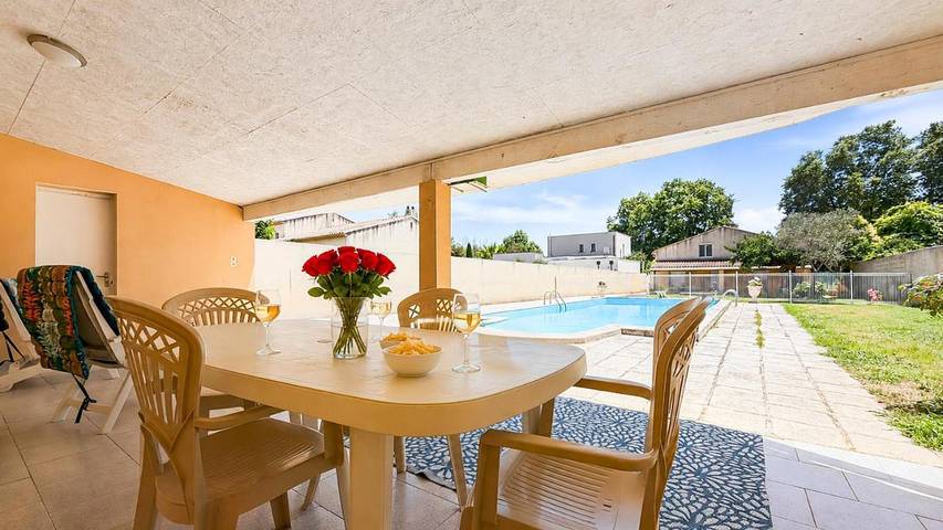 Location de vacances pour 10 personnes, avec Terrasse et Jardin ainsi que Piscine et Vue à Lansargues