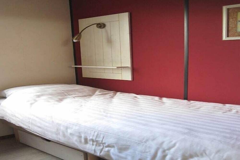 Bungalow in Duinen met Nautische Stijl in 's-Gravenzande, Stadsgewest Haaglanden