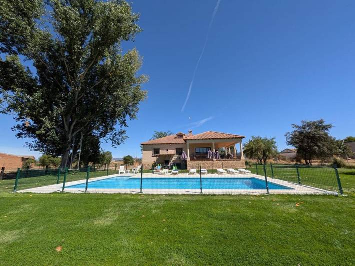 Casa de vacaciones para 14 personas, con terraza y jardín además de vistas y piscina - 1