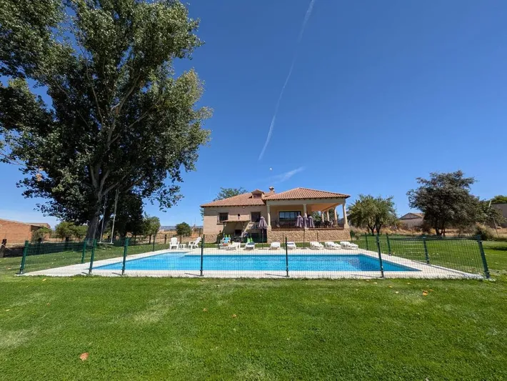 Casa de vacaciones para 14 personas, con vistas y terraza además de piscina y jardín - 1