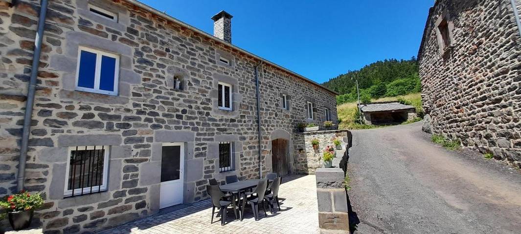 Gîte pour 4 personnes, avec terrasse à Champclause
