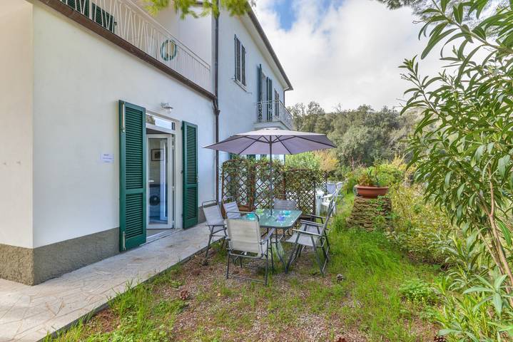 Appartamento intero, Appartamento 'Casa Annameri' con giardino privato, Wi-Fi e aria condizionata in Colle di Procchio, Marciana